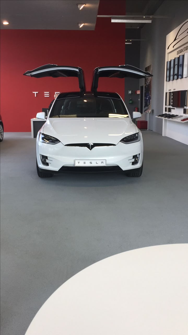 Tesla Model X - View 2